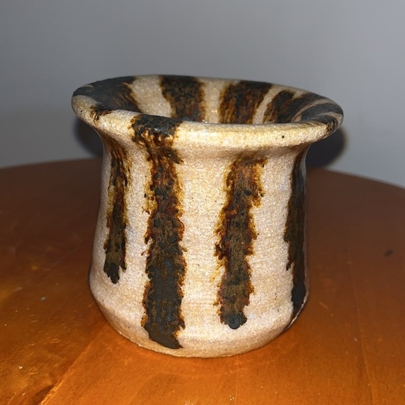 A handmade studio pottery potentially influenced by the style of Peter Voulkos - Picture 1 of 4